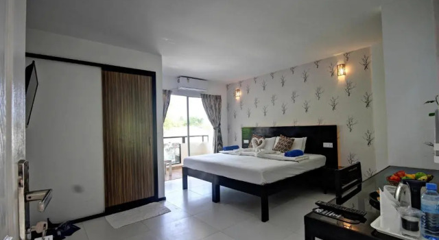 Трёхместный номер Deluxe с балконом Отель Crown Beach Villas