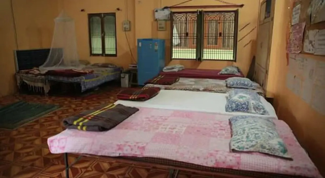 Кровать в общем номере с 5 комнатами с балконом Somit Paying Guest House