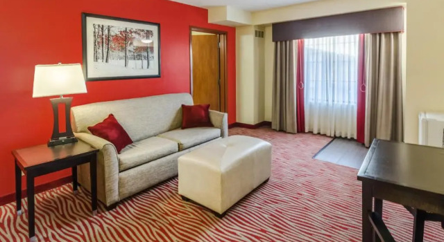 Люкс с видом на воду Holiday Inn Express Hotel & Suites Vinita by IHG