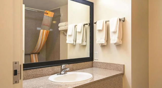 Номер Standard La Quinta Inn by Wyndham Vancouver Airport
