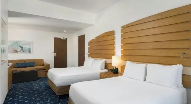 Четырёхместный номер Standard с балконом SpringHill Suites by Marriott Oceanside Beach