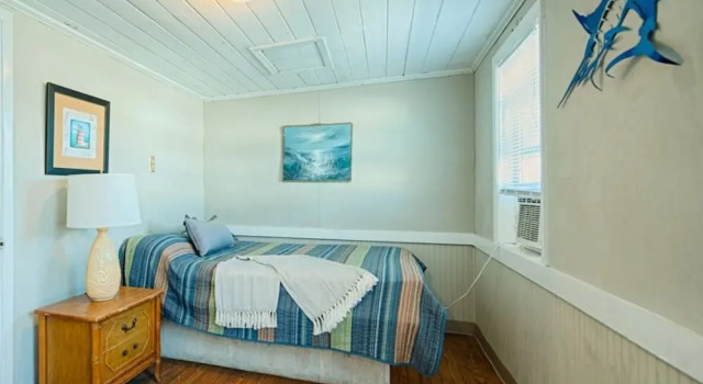 Oceanfront Ocean Drive Cottage, Забронировать Дом для отпуска Отели Норт-Миртл-Бич с парковкой, рядом с Парк развлечений OD Pavilion, Парковка