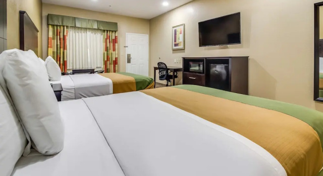 Четырёхместный номер Standard с балконом Americas Best Value Inn & Suites Tomball