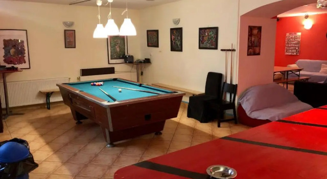 Апартаменты c 1 комнатой Whole basement former pub3 for bachelor / bachelorette party