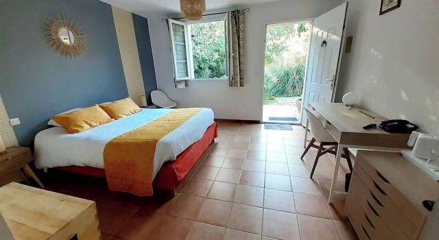 Komfortowy dwuosobowy pokój Hôtel Restaurant Le Clos Des Capitelles