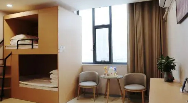 Кровать в общем номере (мужской номер) Covered Bridge Express Hotel (Suzhou Road Xinjiang Jiayin Hospital)