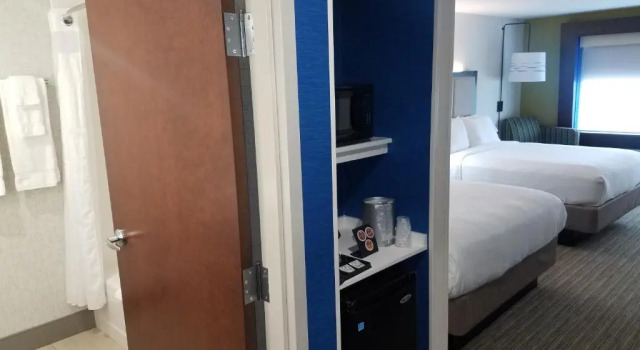 Четырёхместный номер Standard Holiday Inn Express & Suites - Milledgeville