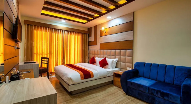 Двухместный номер Deluxe с балконом и с красивым видом из окна Chitwan Midtown Hotel