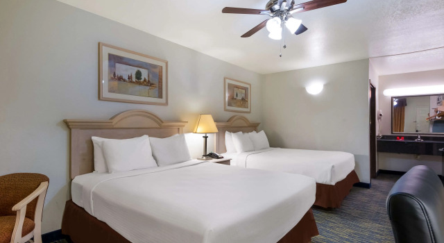 Четырёхместный номер Standard SureStay Hotel by Best Western Falfurrias