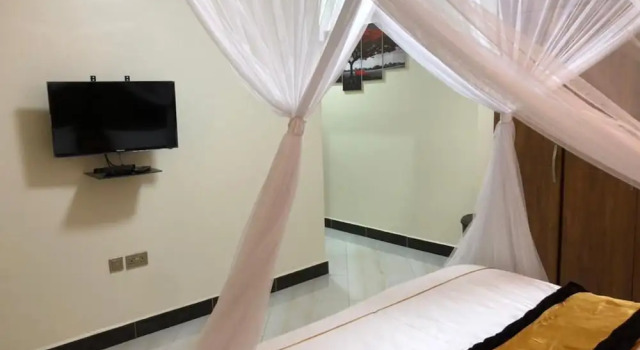 2 Bed - Sleeps 4 - Free Airport Shuttle, Забронировать Апартаменты/квартира Апартаменты Энтеббе, рядом с Victoria Mall Entebbe, Апартаменты/квартира