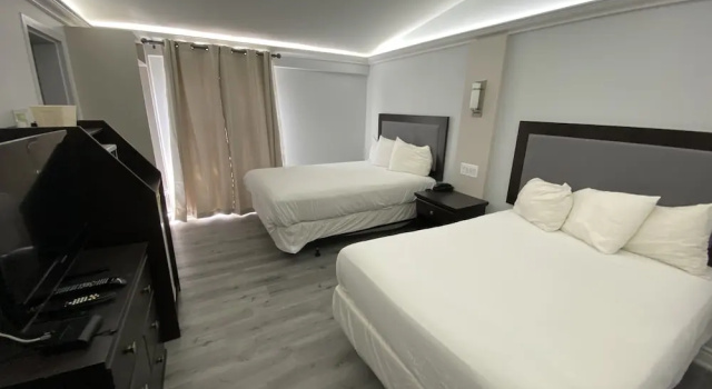 Четырёхместный номер Standard Travelodge by Wyndham Sarnia