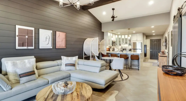 Views + Pool Access: Luxurious Lake Ozark Condo, Prenota Appartamento Hotel a Missouri con parcheggio, Parcheggio
