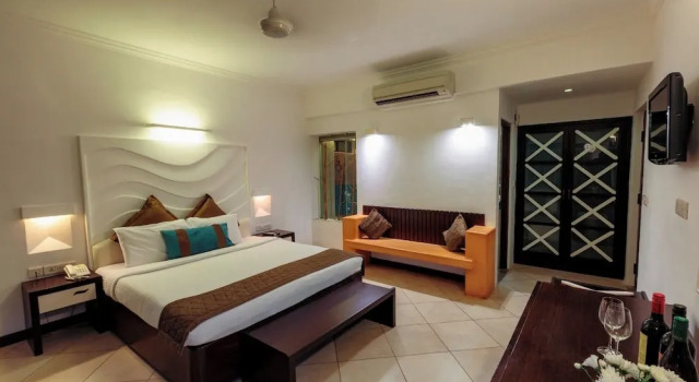 Номер Luxury с балконом и с видом на бассейн Sonesta Inns Beach Resort - Candolim Beach