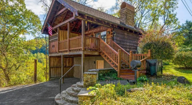Коттедж Cozy Studio Log Cabin in the heart of Pigeon Forge. Hot Tub. Honeymoon! Sleeps 2