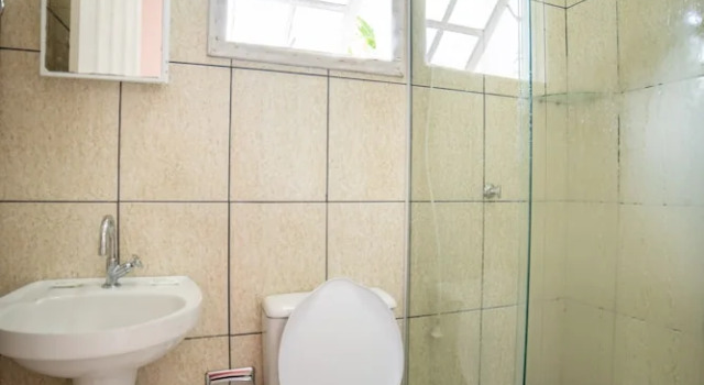 Трёхместный номер Standard Pousada Cantinho do Sossego localizada do lado Norte de Paraty próxima as Praias de Sao Gonçalo São Gonçalinho Aldeia dos Pataxós Cachoeira do Crepusculo Ilha do Pelad e muito mais
