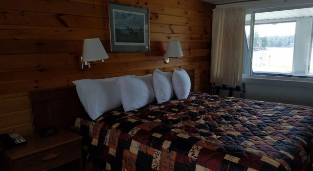 Clark's Beach Motel, Boek Motel Old Forge 