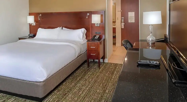 Двухместный номер Standard с видом на озеро Marriott St. Louis West