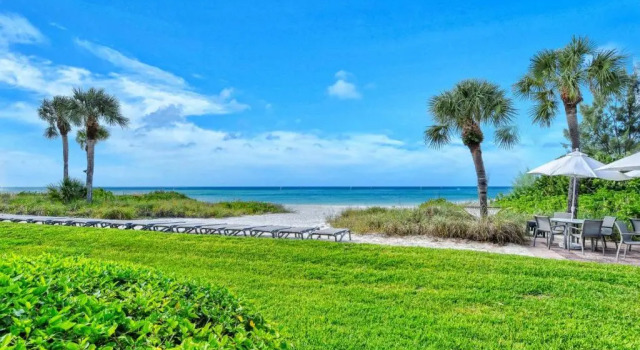 Апартаменты LaPlaya 101A Step out to the beach from your screened lanai Light and bright end unit