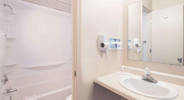 Четырёхместный номер Standard Knights Inn and Suites - Grand Forks