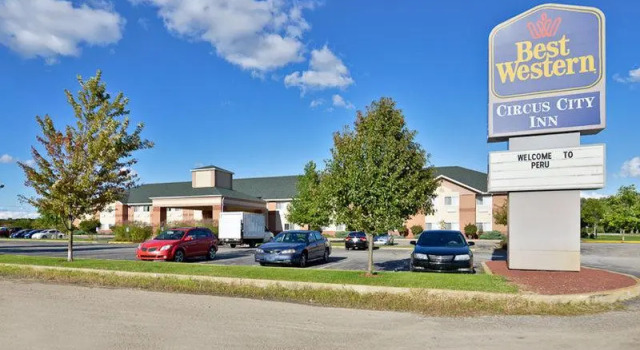 Кровать в общем номере Best Western Circus City Inn