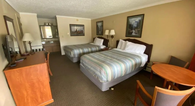 Четырёхместный номер Deluxe Snowshoe Motel