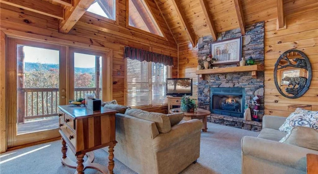 Chalet of Dreams, 2 Bedrooms, Sleeps 6, Pool Table, WiFi, Hot Tub, Mtn View, Забронировать Шале Виллы Пиджен-Фордж, рядом с Навесная переправа Смоки-Маунтин, Вилла