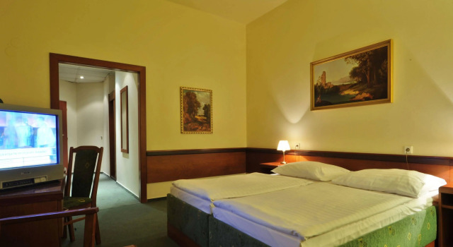 Three Crowns Hotel
