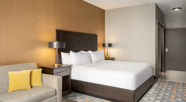 DoubleTree by Hilton Pointe Claire Montreal Airport West, 예약 호텔 Quebec 수영장 있는 호텔, 수영장