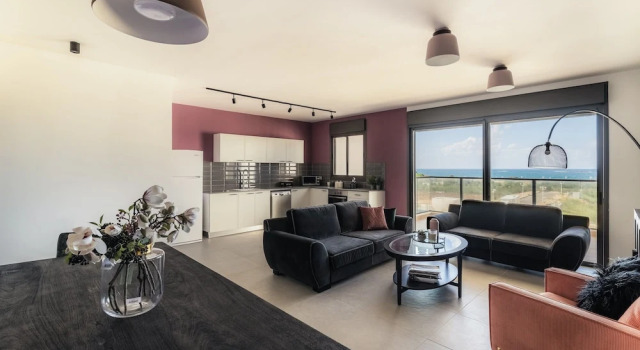Stunning 4Bd Apt w/ Balcony, Parking & Sea Views by Sea N' Rent