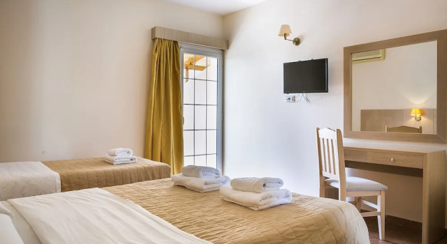 Трёхместный номер с видом на бассейн Lassi Hotel