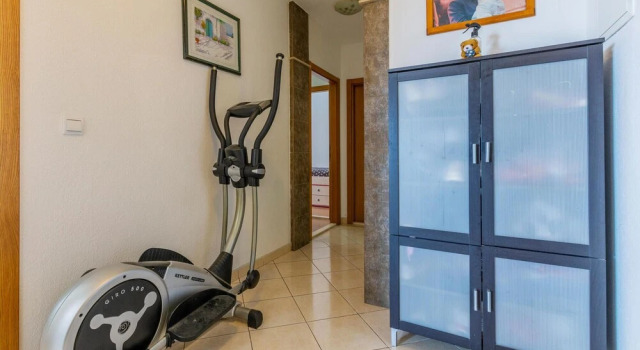Amazing Apartment in Duce With Wifi and 3 Bedrooms, Rezerwuj Apartament Hotele w Split-Dalmatia County z parkingiem, Parking