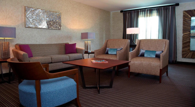 Двухместный люкс с 2 комнатами Courtyard by Marriott Buffalo Amherst/University
