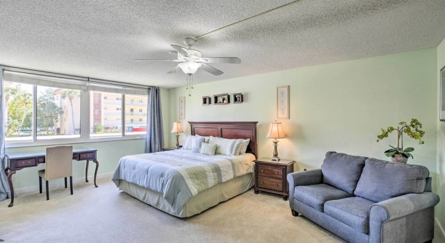 Sunny Siesta Key Condo w/ Beach Access + Pool!, Забронировать Апартаменты/квартира Отели Сиеста-Ки с парковкой, Парковка
