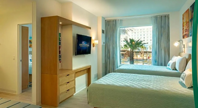 Люкс клубный с 2 комнатами с видом на бассейн Universals Endless Summer Resort - Surfside Inn and Suites