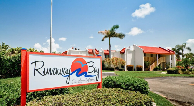 Runaway Bay 108 - 1999904, Забронировать Апартаменты/квартира Отели Брейдентон с парковкой, рядом с Bradenton Beach Parasailing, Парковка