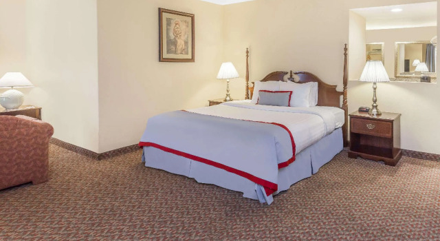 Двухместный люкс Ramada Plaza by Wyndham Garden Grove/Anaheim South