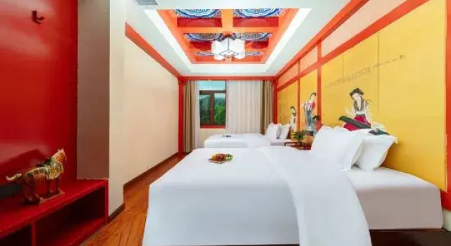 Семейный люкс с 2 комнатами с балконом Guanshan Garden Ancient Chinese Holiday Inn Zhangjiajie National Forest Park Branch