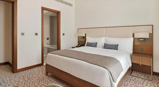 Двухместный люкс c 1 комнатой с видом на город Staybridge Suites Dubai Al-Maktoum Airport by IHG
