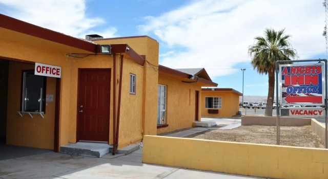 A Nights Inn, Book Mini-hotel Hoteller i Ridgecrest med parkering, Parkering