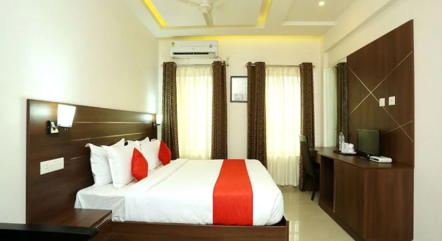 OYO 16812 Hotel Padippurayil, Prenota Hotel Paravur Kerala
