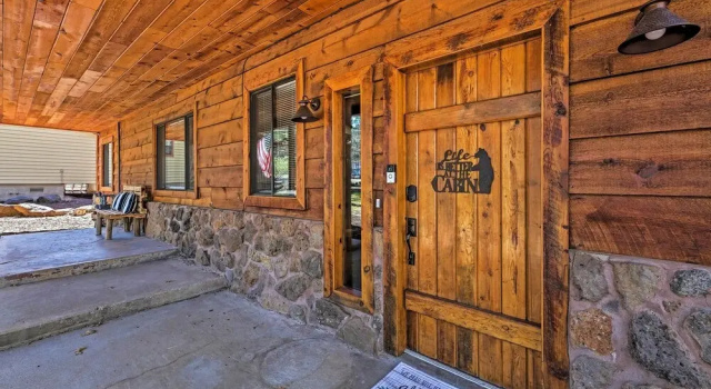 Коттедж с 3 комнатами с балконом 2 Decks & Game Room: Expansive Family Cabin