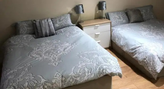 BIG ROOM rusholme WITH TV AND PRIVATE BATHROOM-parking&wifi, Забронировать Отель Отели Манчестера с парковкой, Парковка