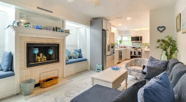 Коттедж Waterfront Largo Home w/ Canal Access + Boat Dock