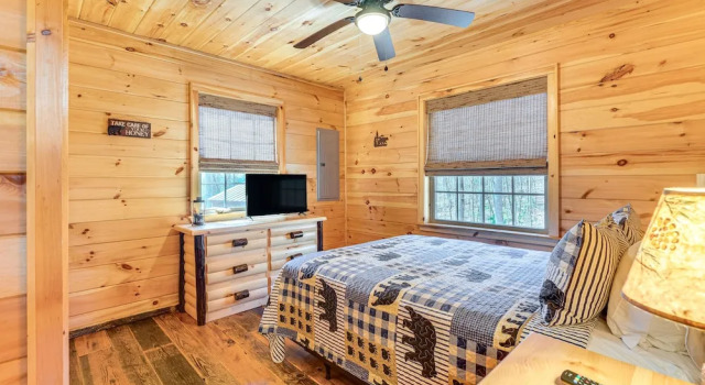 Hot Tub + Fire Pit: Dog-friendly Cabin in Murphy!, Rezervasyon Otel Bellview Amerika Birleşik Devletleri