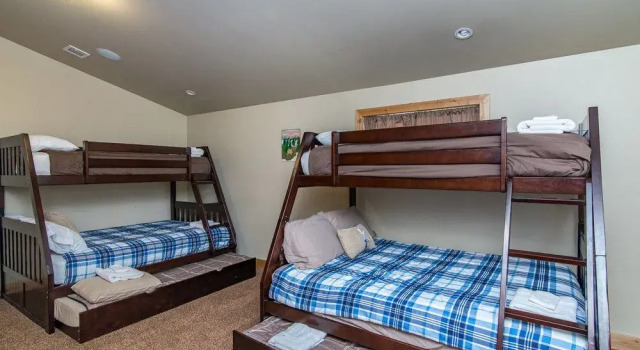 5BR Beauty in South Lake Tahoe by RedAwning