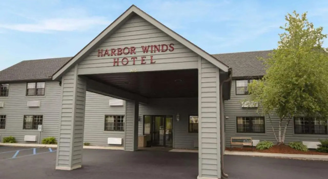 Harbor Winds Hotel