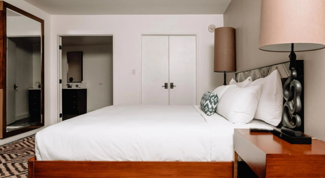 V Capri Palm Springs, a Dolce by Wyndham, Забронировать Отель Отели Палм-Спрингса 4 звезды, рядом с Camelot Park Family Center, 4*