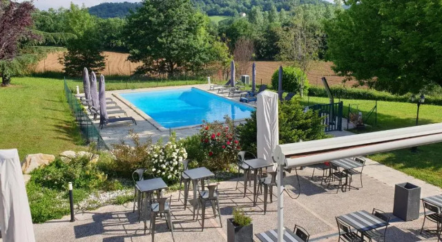 Двухместный номер Standard с видом на бассейн Logis Hôtel Auberge de Cartassac