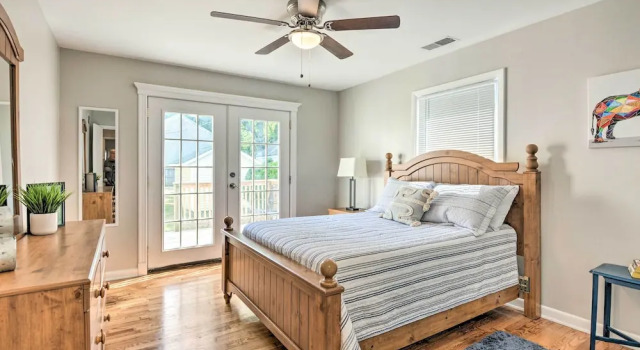 Charming Springfield Home w/ Private Backyard, Rezerwuj Dom wakacyjny Hotele w Ozark z parkingiem, Parking
