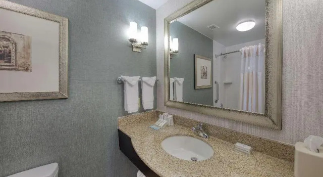 Шестиместный номер Standard Hilton Garden Inn Durham Southpoint